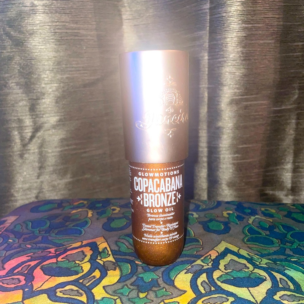 Sol de Janeiro- Glowmotions Glow Body Oil in color Copacabana Bronze.